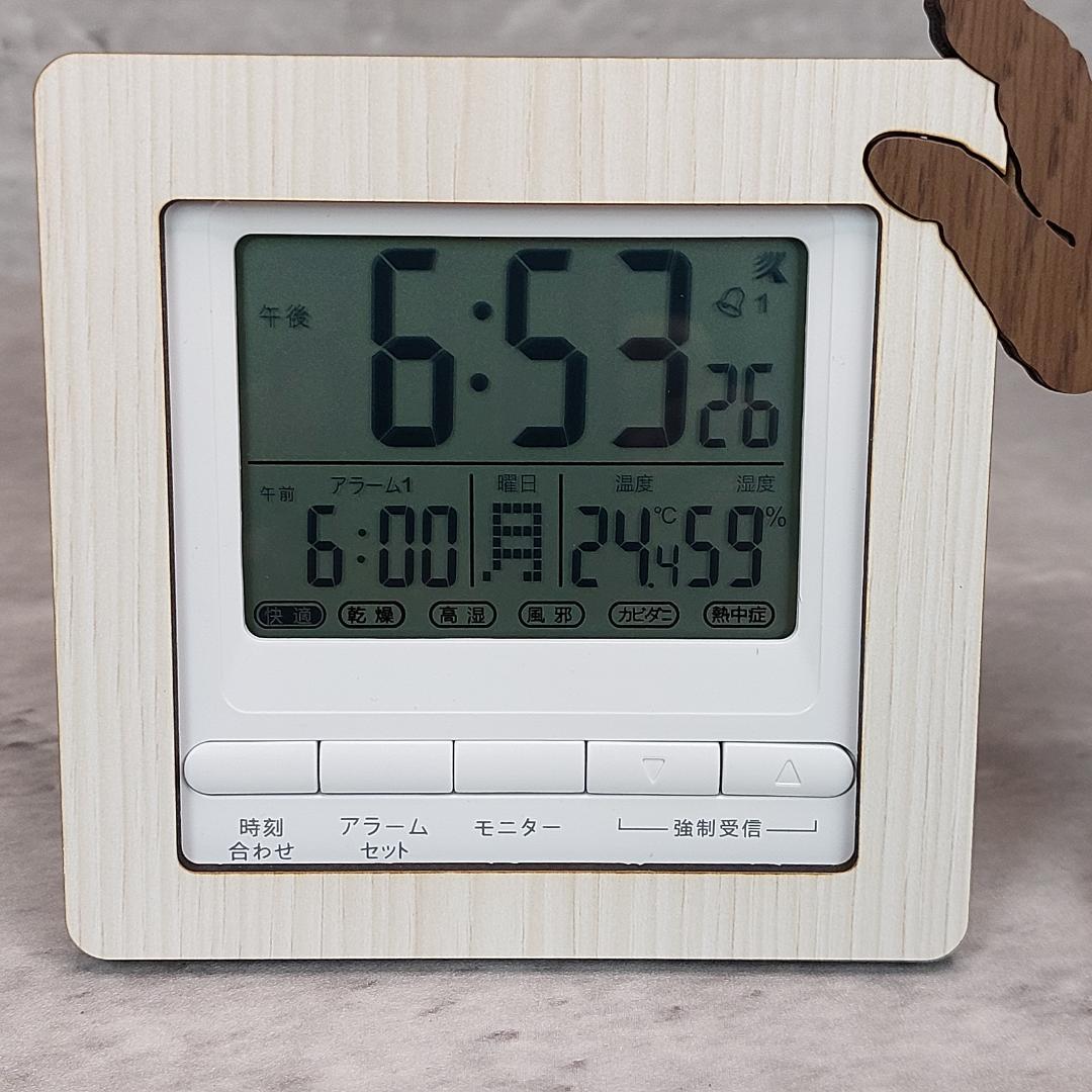 【電波時計】ワンちゃんが寄り添う電波デジタル時計 ― トイプードル　茶色