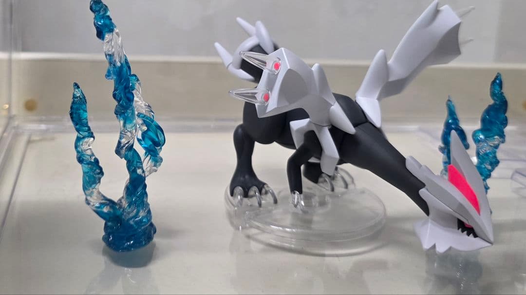 ポケモン　色違いキュレム　 フィギュア　ブラックライトで発光　塗装品