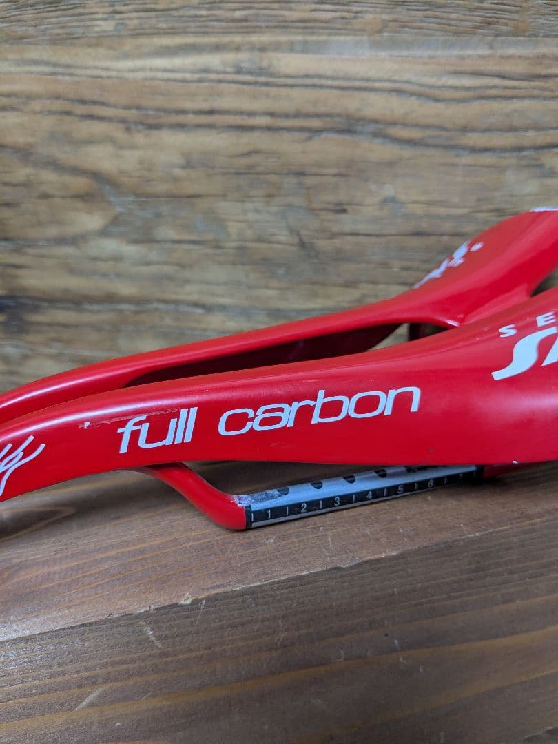 Selle SMP full carbon サドル 赤