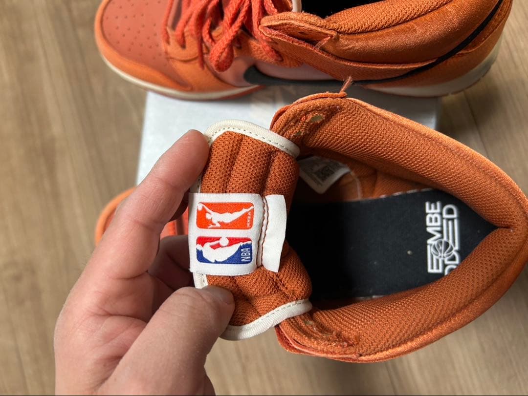 Nike Dunk High オレンジ NBAロゴ付き