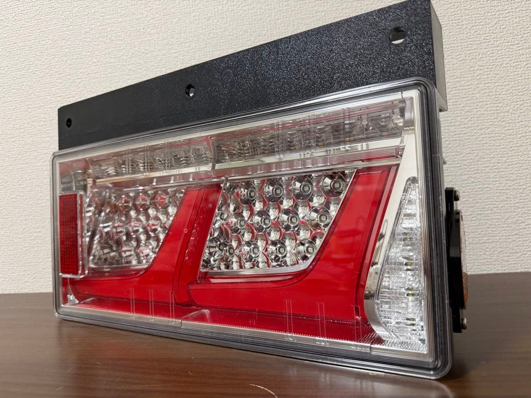 小糸製2連テールランプ　ノーマルターン　新車外し品