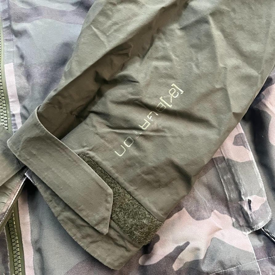 【AK】Burton M 2L SWASH JK　M スノボウェア　カモ 迷彩