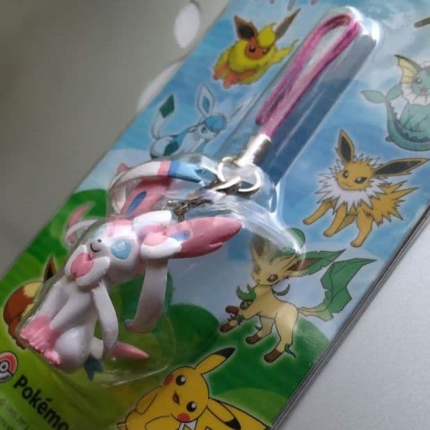 ニンフィア　フィギュアストラップ　ポケモンセンター限定！