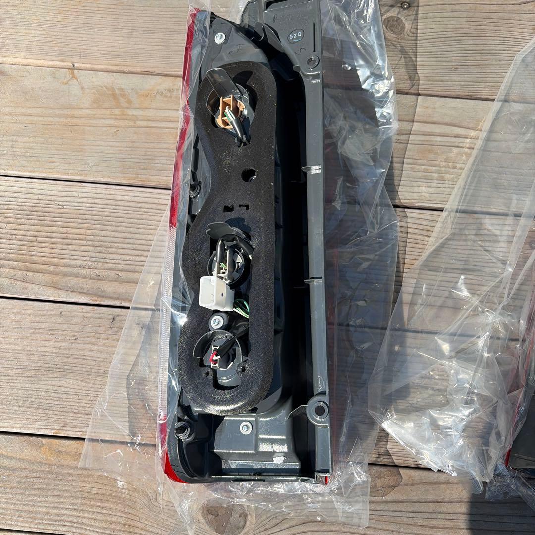 ハイエース　DX 純正テールランプ