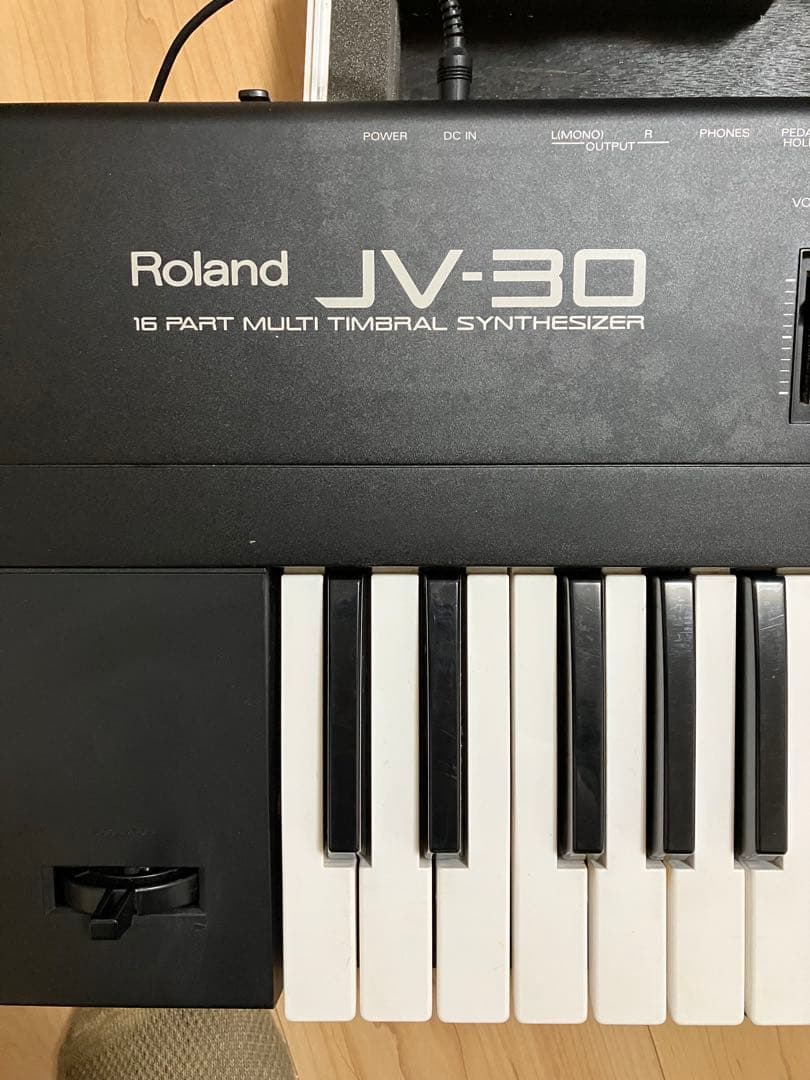 Roland JV-30 シンセサイザー ケース付き　電子キーボード