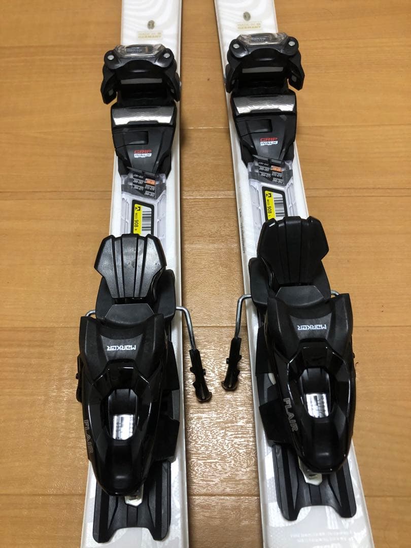 ドイツブランドのフォルクル　バインディング付きスキー板 とブーツのセット