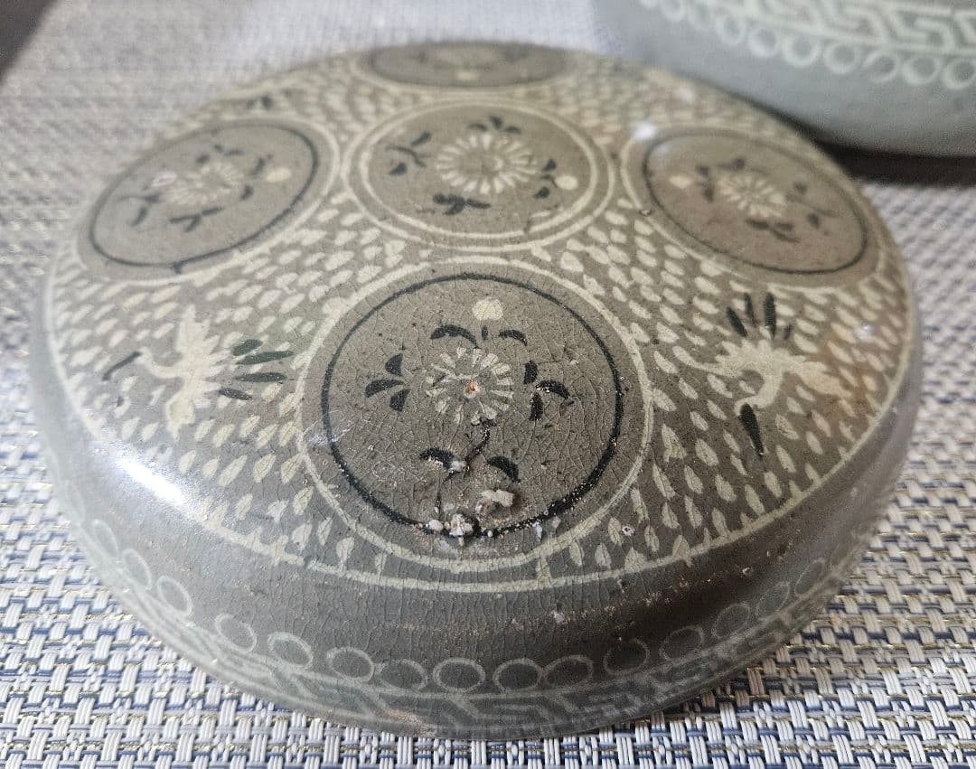 半島古美術　半島古陶磁　高麗青磁象嵌　丸紋に花　鶴図　蓋物　合子　径16.4cm