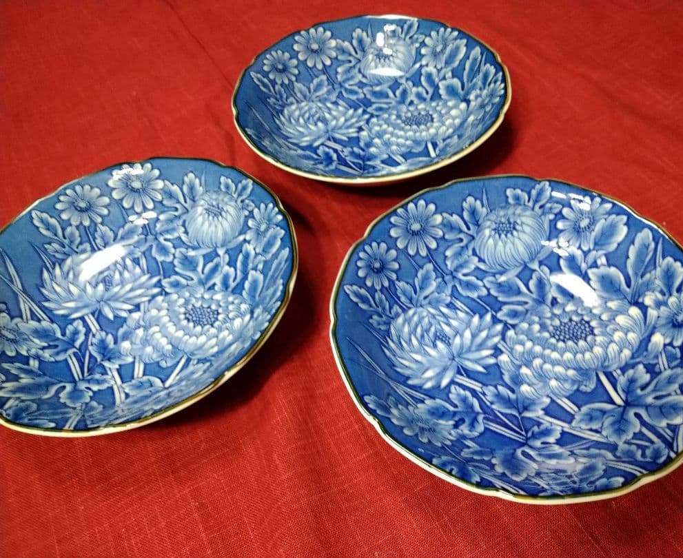 ♣希少なレアヴィンテージ品♥６０年前ヴィンテージ品♥染付菊絵柄有田焼・輪花２中皿