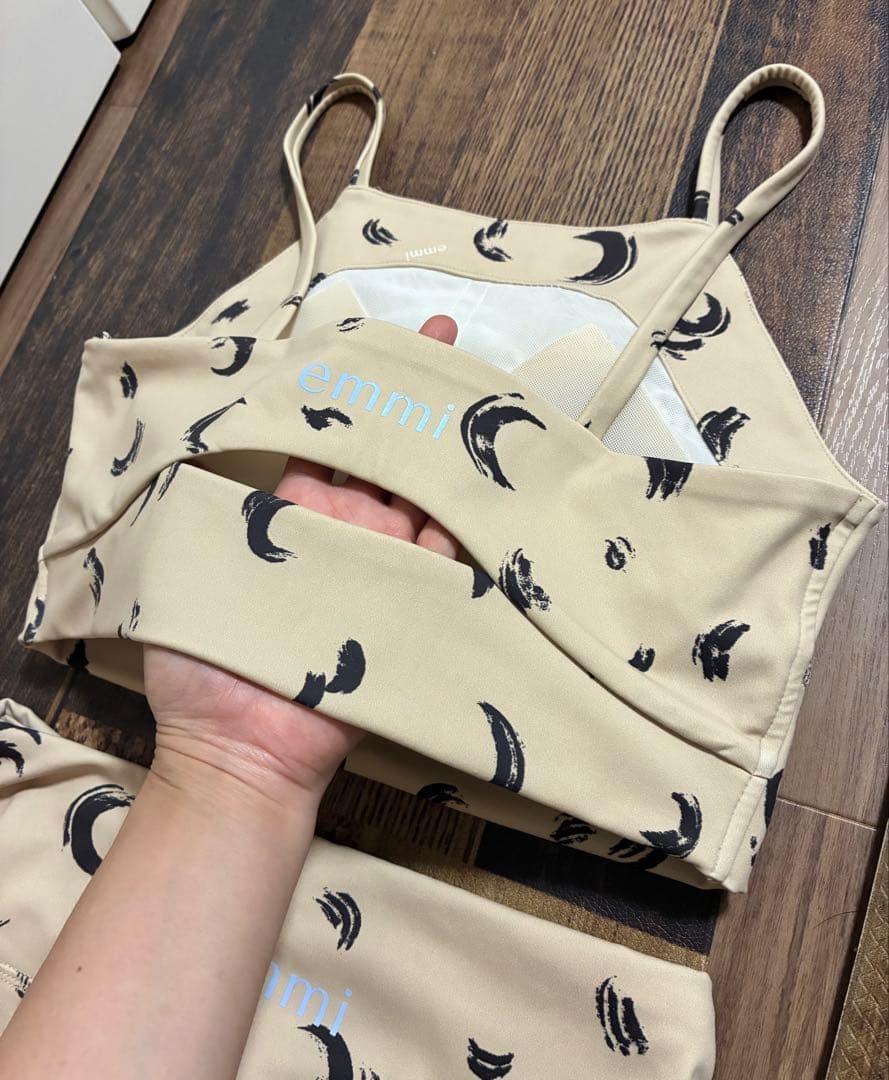 新品同　emmi yogaエミヨガ　レギンス　ベージュ×ムーン柄　ペイントタッチ