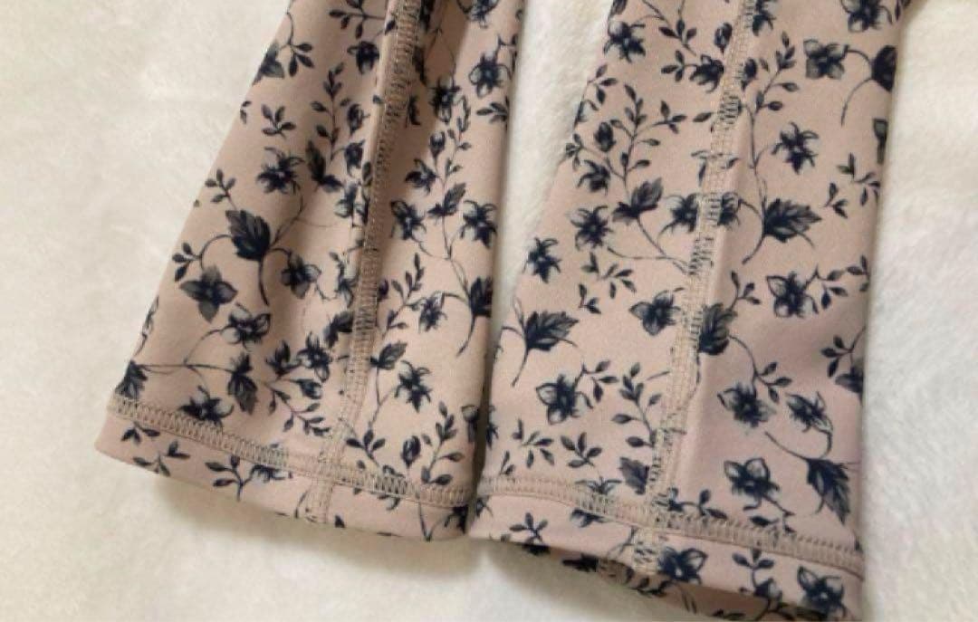 新品　emmi yogaエミヨガ　フラワーレギンス　ピンクベージュ　大きいサイズ