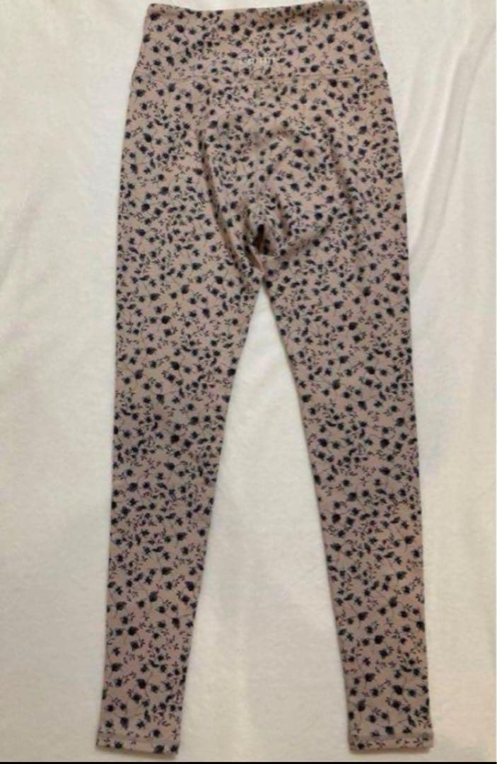 新品　emmi yogaエミヨガ　フラワーレギンス　ピンクベージュ　大きいサイズ