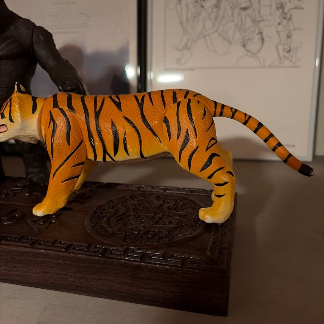 ライオン ゴリラ トラ フィギュアセット　台座付