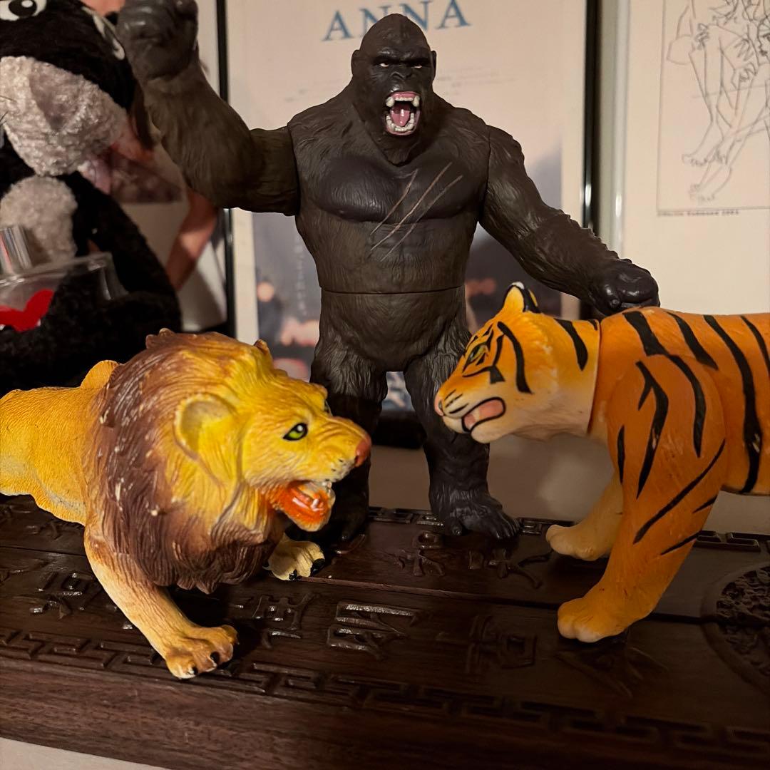 ライオン ゴリラ トラ フィギュアセット　台座付