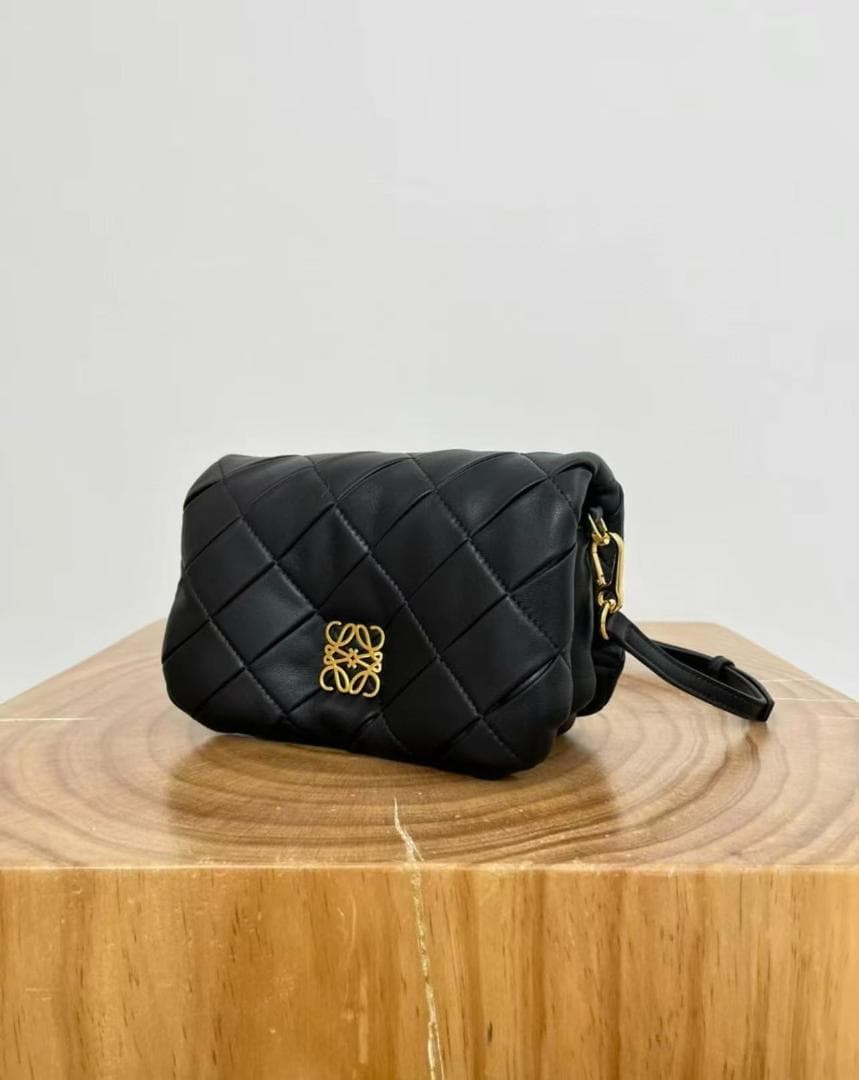 LOEWE黒いキルティングデザインバッグ