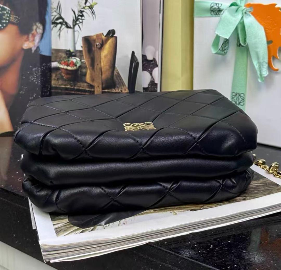 LOEWE黒いキルティングデザインバッグ