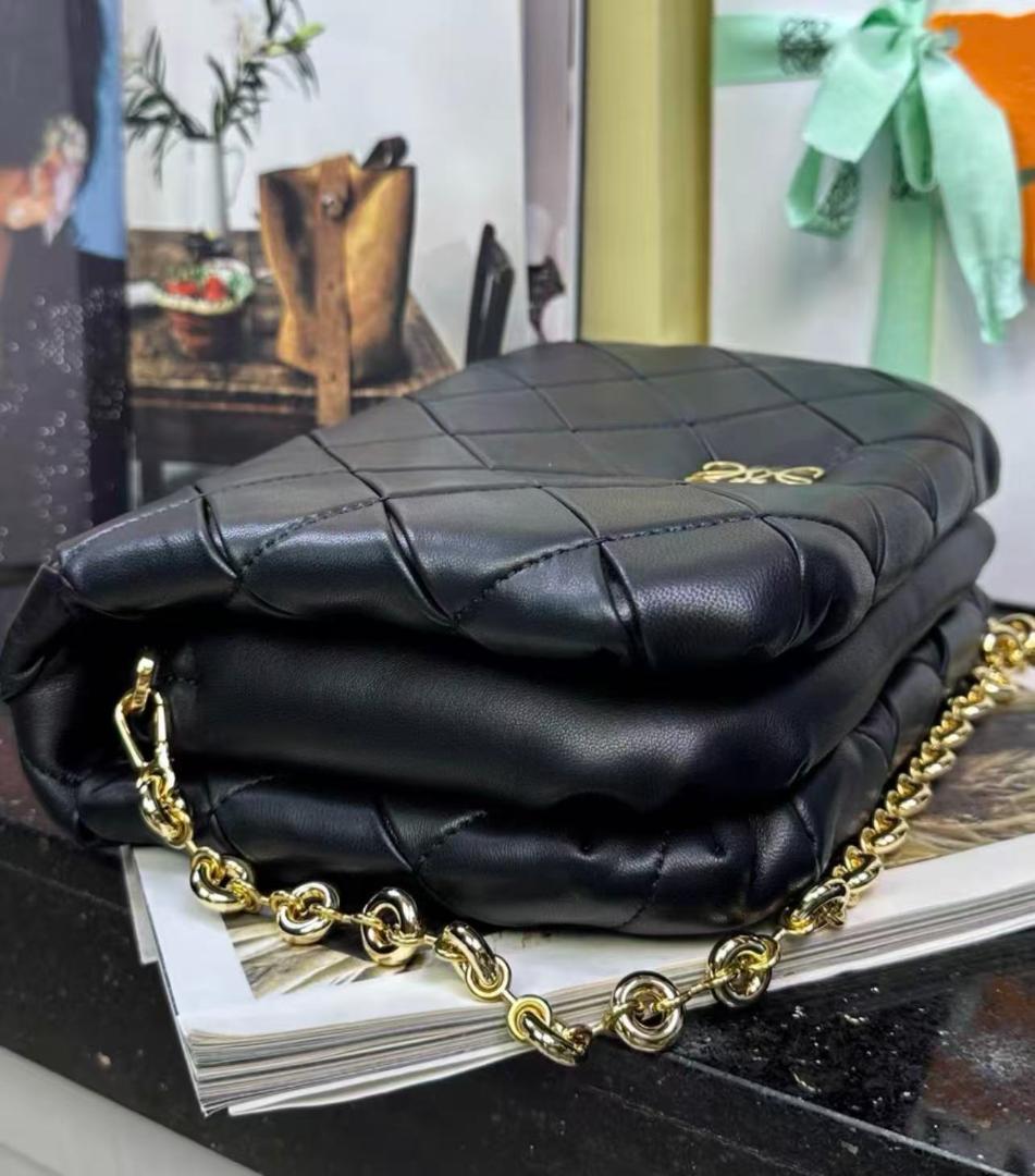 LOEWE黒いキルティングデザインバッグ