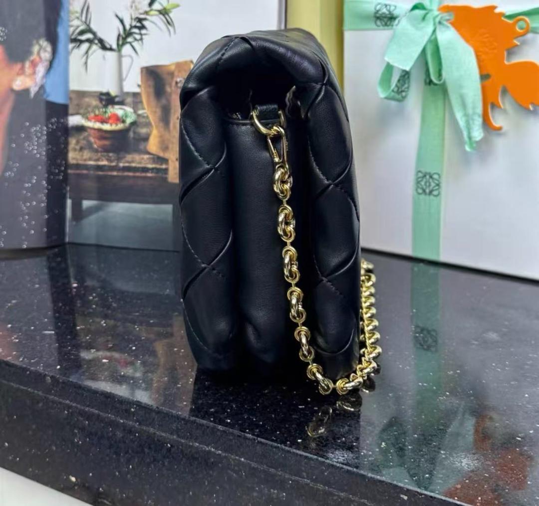 LOEWE黒いキルティングデザインバッグ
