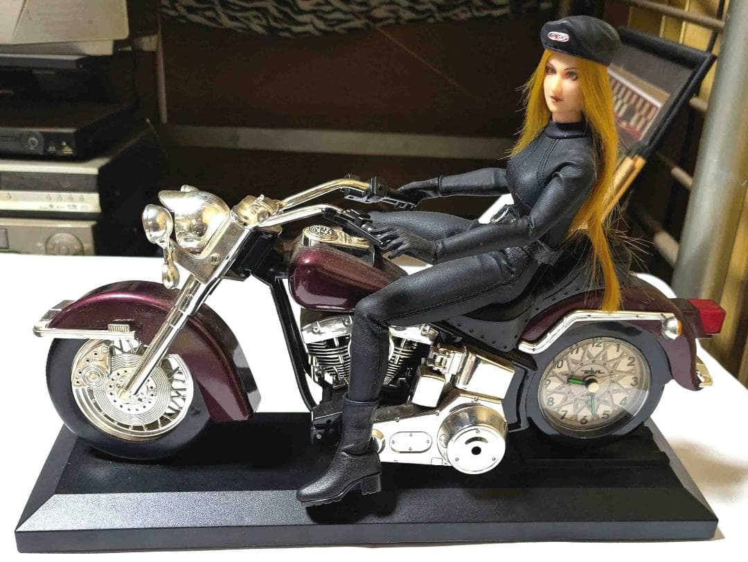 クールガールバイク型目覚まし時計のコラボです。