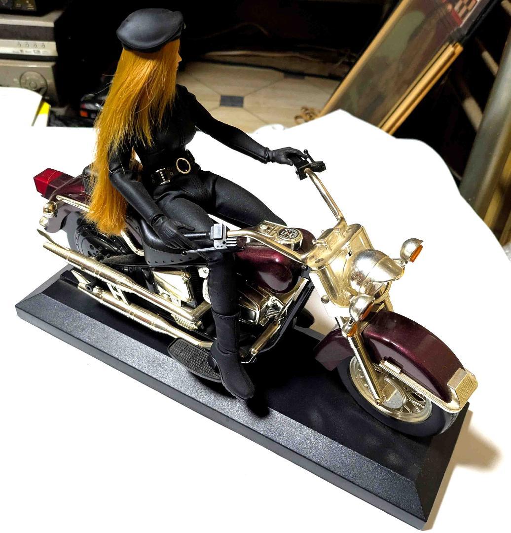 クールガールバイク型目覚まし時計のコラボです。