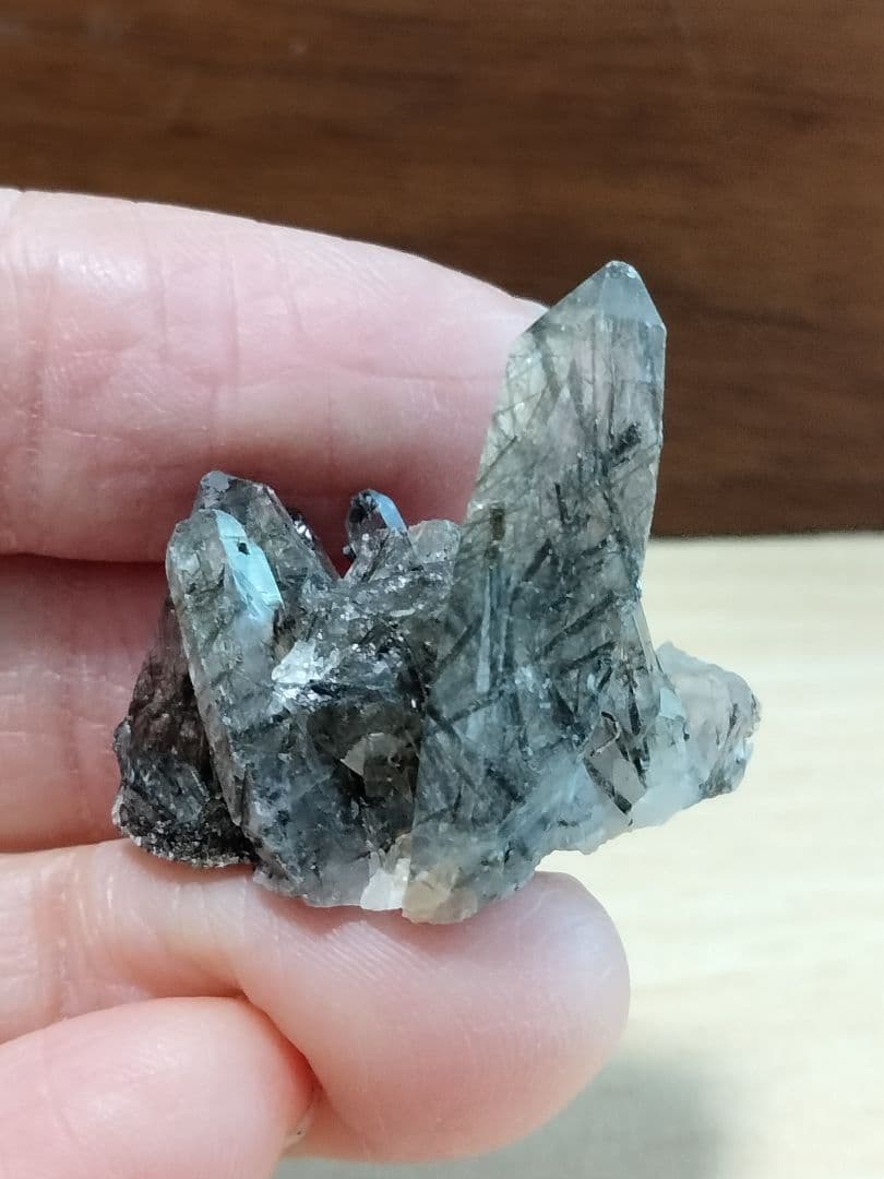 国産鉱物　山梨県　塩山竹森山　天然水晶　　トルマリン入り水晶　 番号1017
