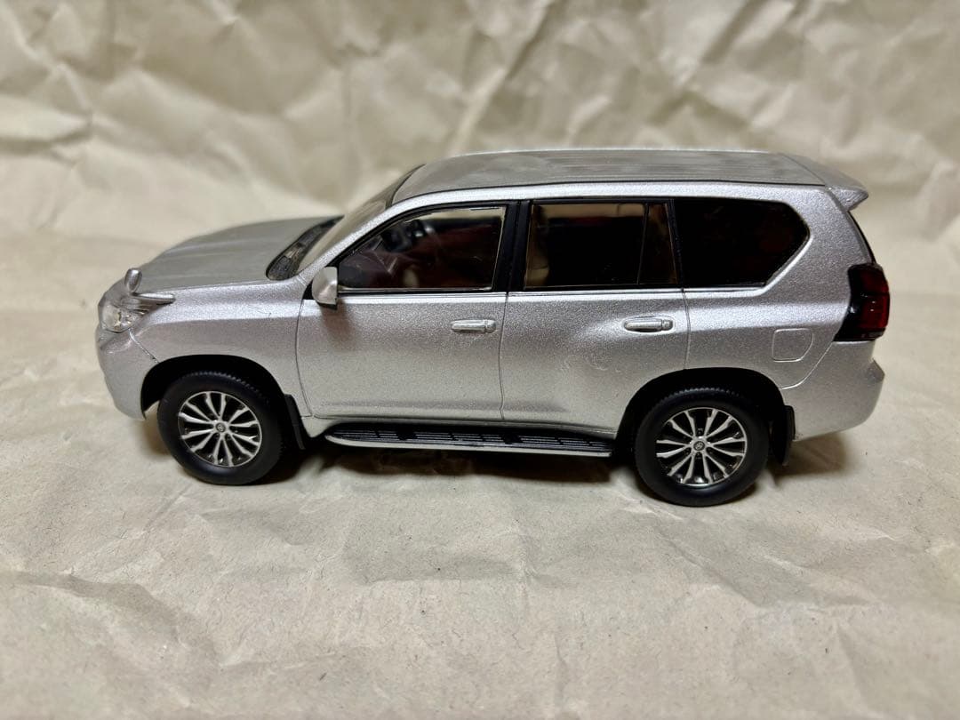 ランドクルーザープラド後期　カラーサンプル ミニカー　シルバーメタリック　箱付