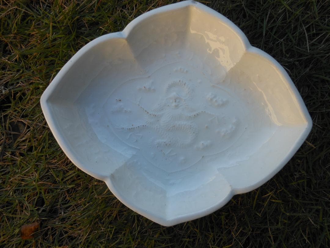皿　白色　陽刻　龍図　木瓜型　古美術 時代物 和食器