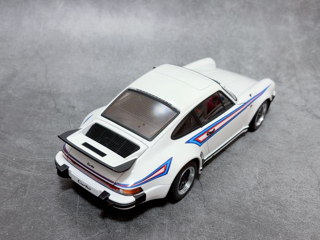 オートアート　1/18 ポルシェ 911 930 3.0 ターボ