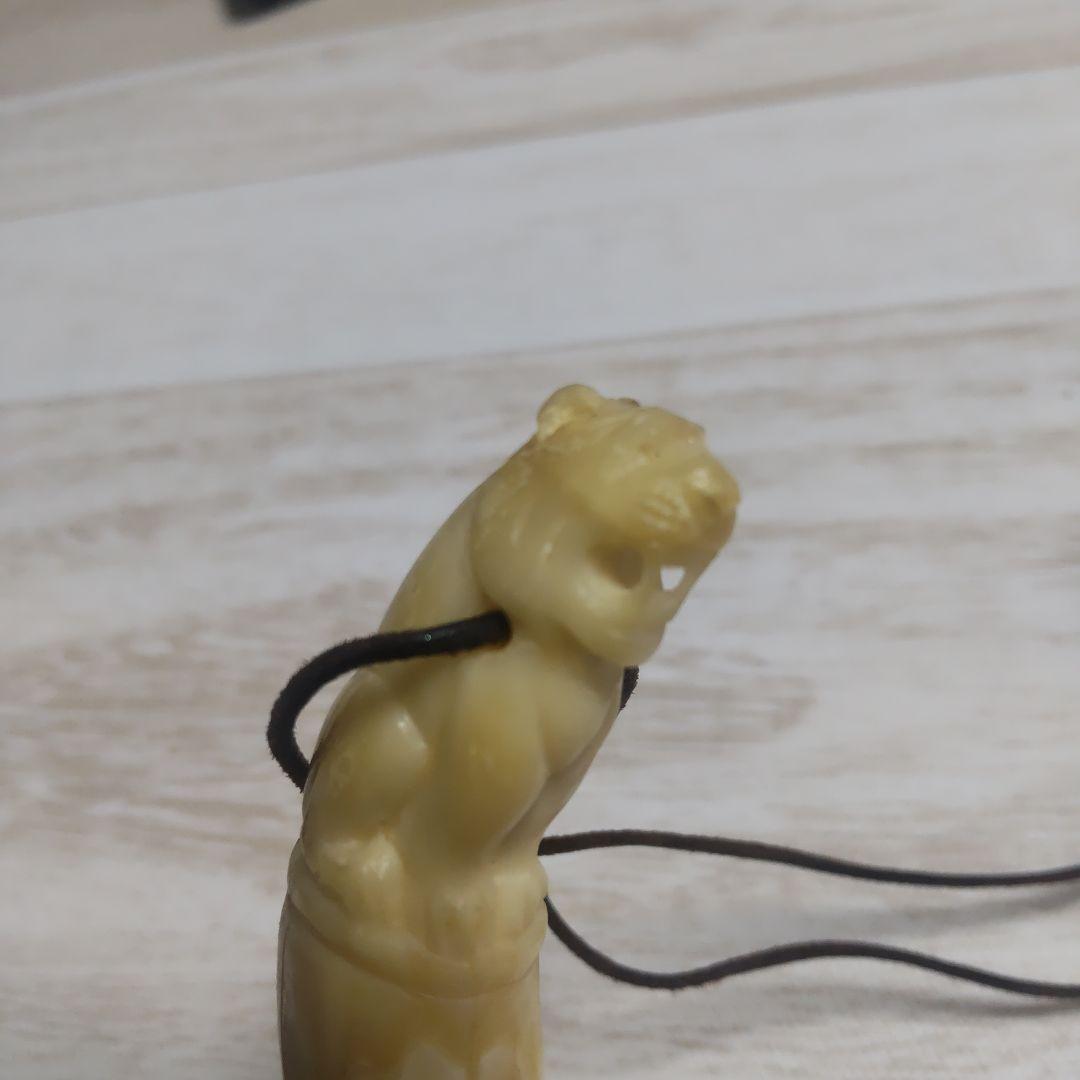 大珍品 動物の牙のネックレス