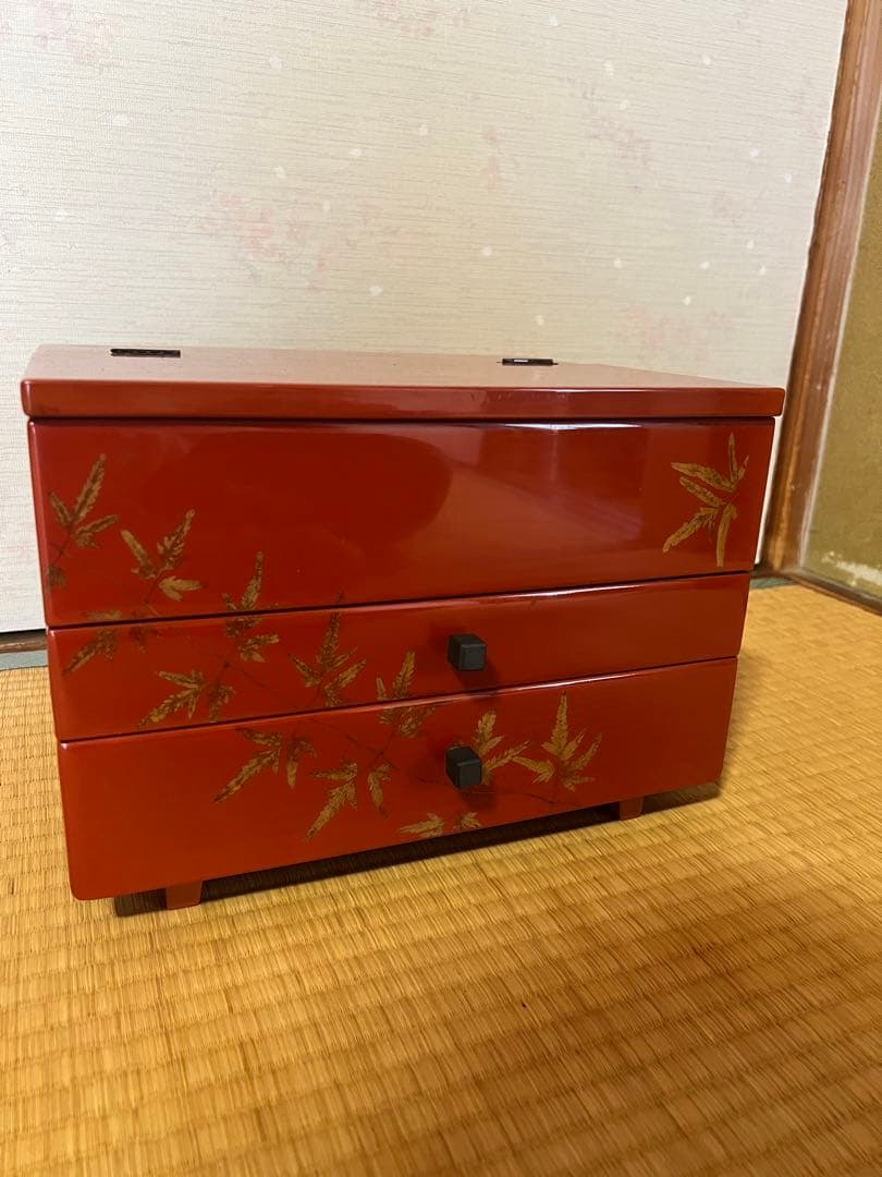赤い竹模様の木製小物入れ