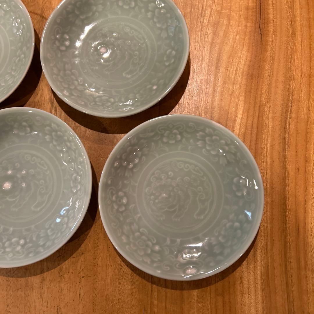 有田焼牡丹紋獅子陽刻皿 青白磁 平皿 小皿 獅子 和食器 骨董品 七枚