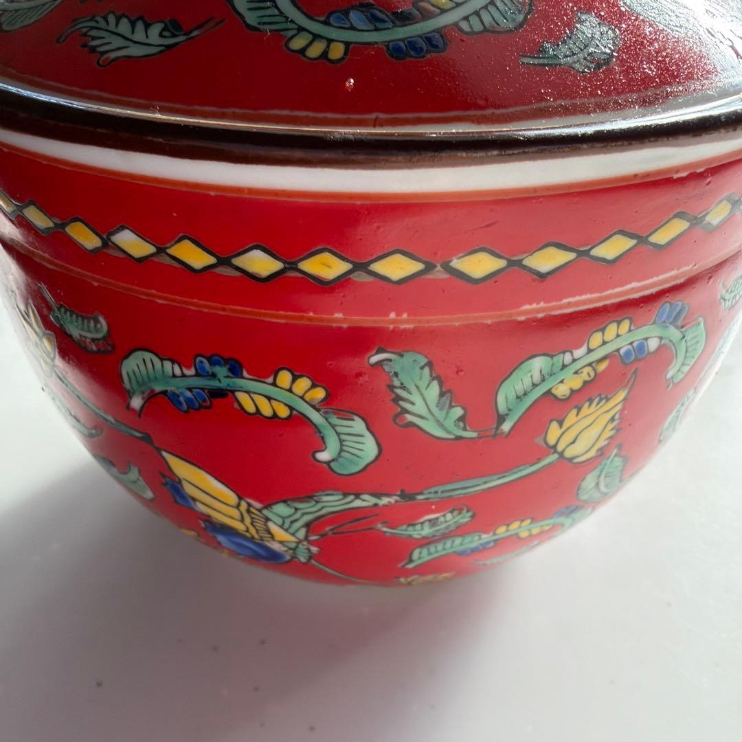 赤い花柄の蓋付き陶器