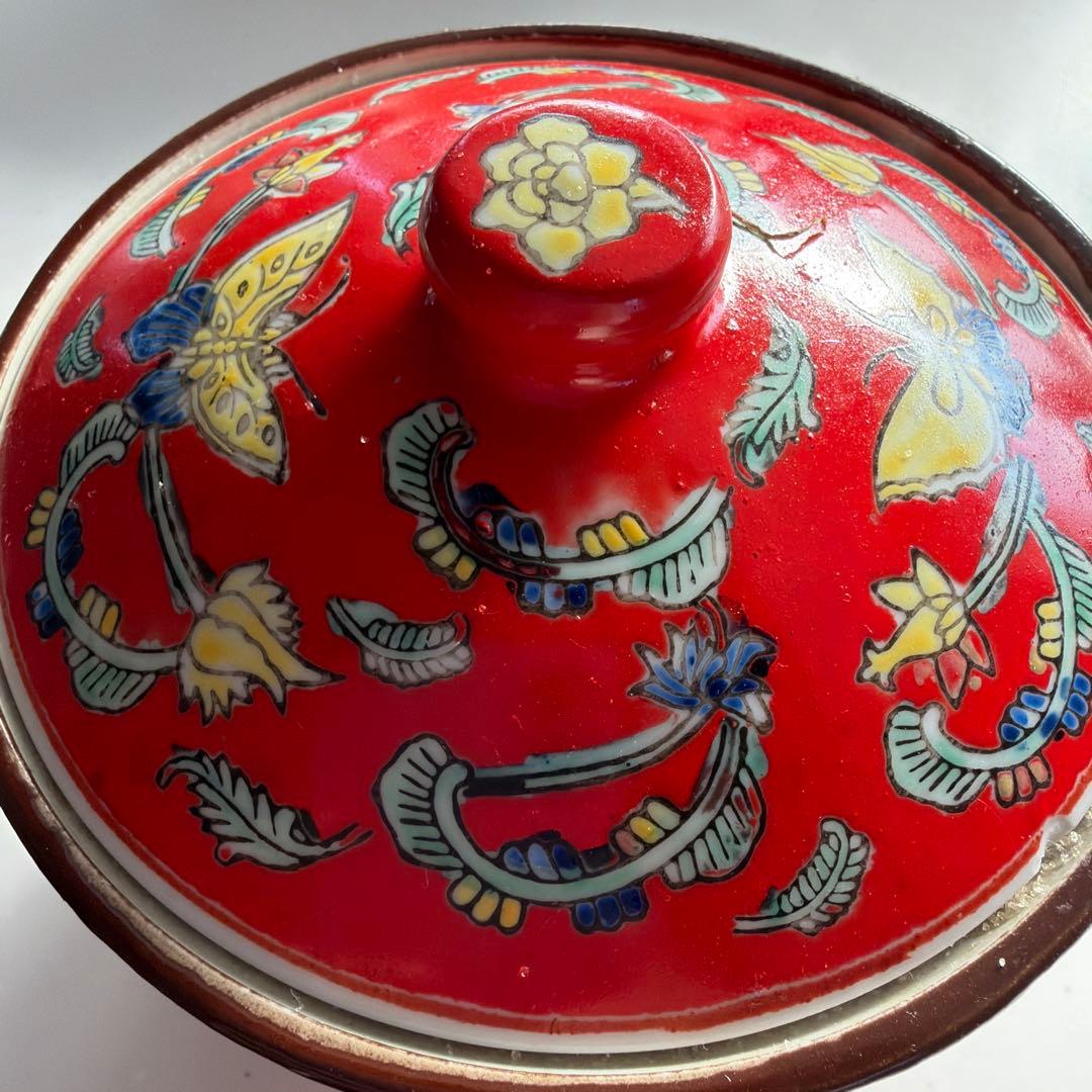 赤い花柄の蓋付き陶器