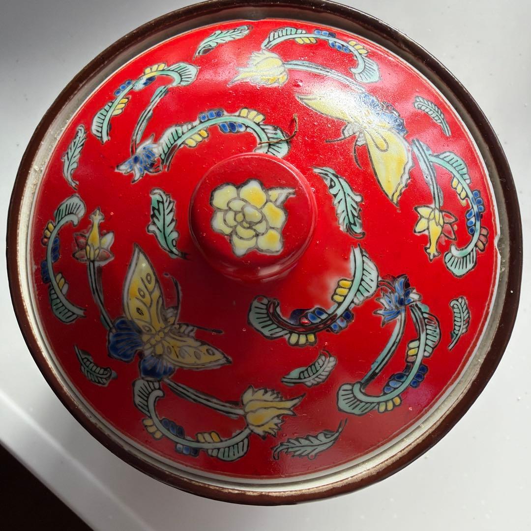 赤い花柄の蓋付き陶器