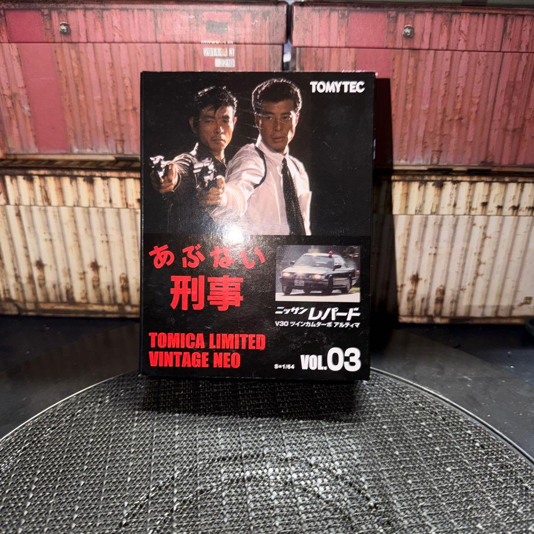 トミカリミテッドヴィンテージネオ　あぶない刑事　　　日産レパード