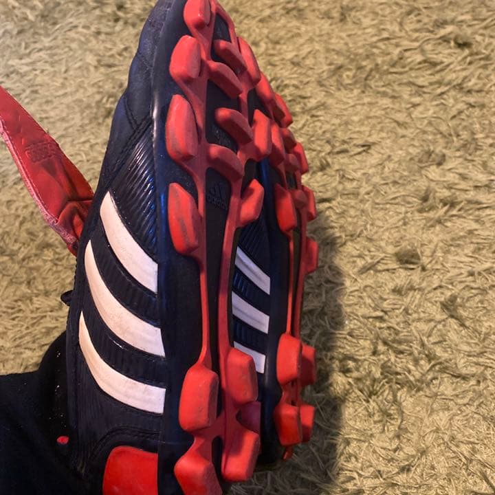 サッカースパイク　アディダス　プレデター