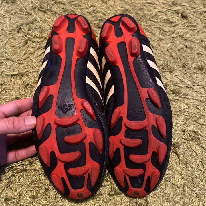 サッカースパイク　アディダス　プレデター