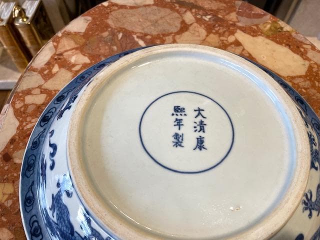 青いドラゴン模様の陶器皿