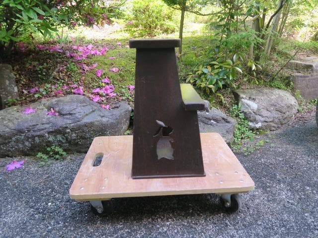 【昭和レトロ】木製ステップ台 うさぎマーク切り抜き 踏台 ディスプレイ
