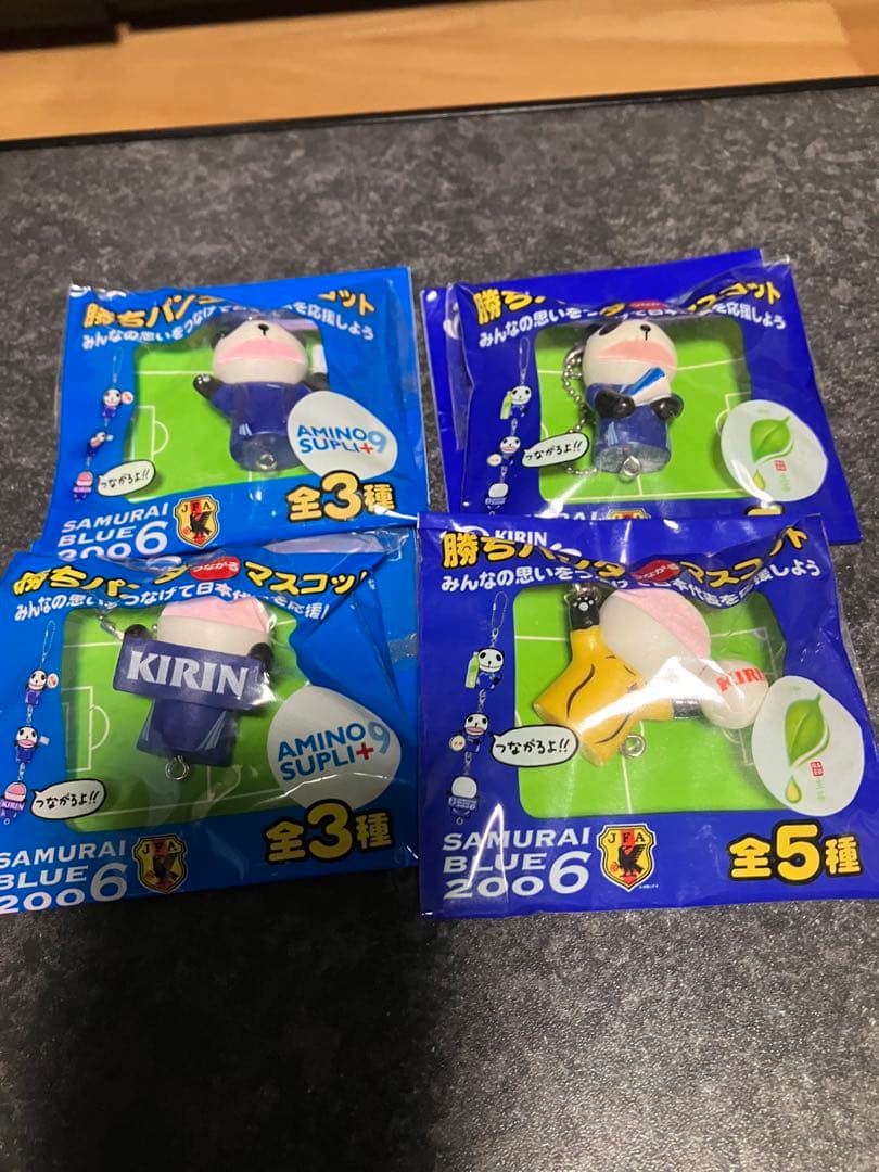 2002ストラップ64個＆ピンバッチ4個＆2006勝ちパンダ