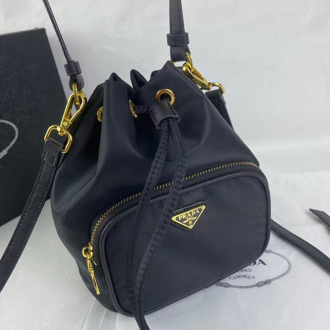 美品 PRADA ノベルティショルダーバッグ バケットバッグ
