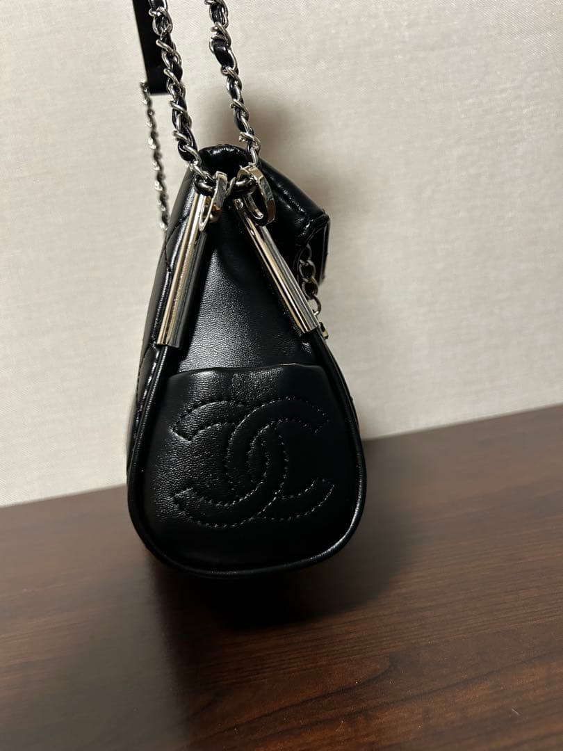 CHANEL ノベルティ ブラック チェーンショルダーバッグ チャーム付き