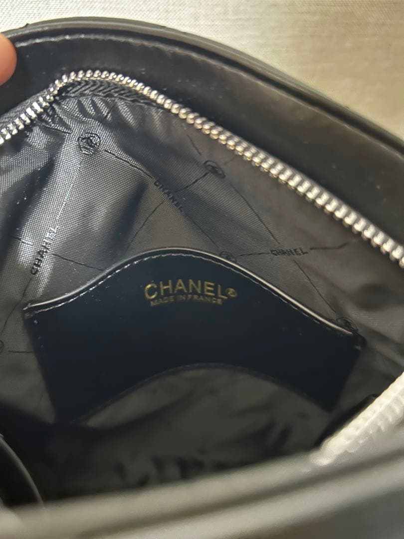 CHANEL ノベルティ ブラック チェーンショルダーバッグ チャーム付き