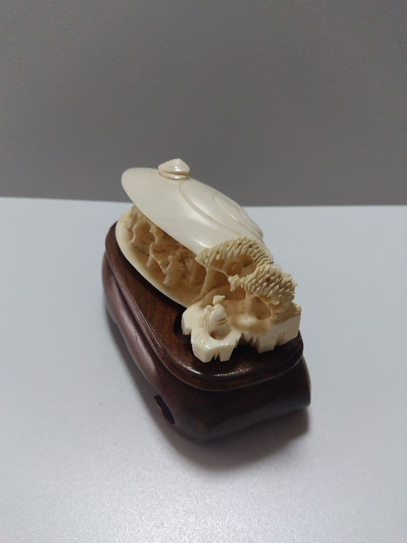 中国っぽい貝デザイン 彫刻 工芸品 置物 台座付き