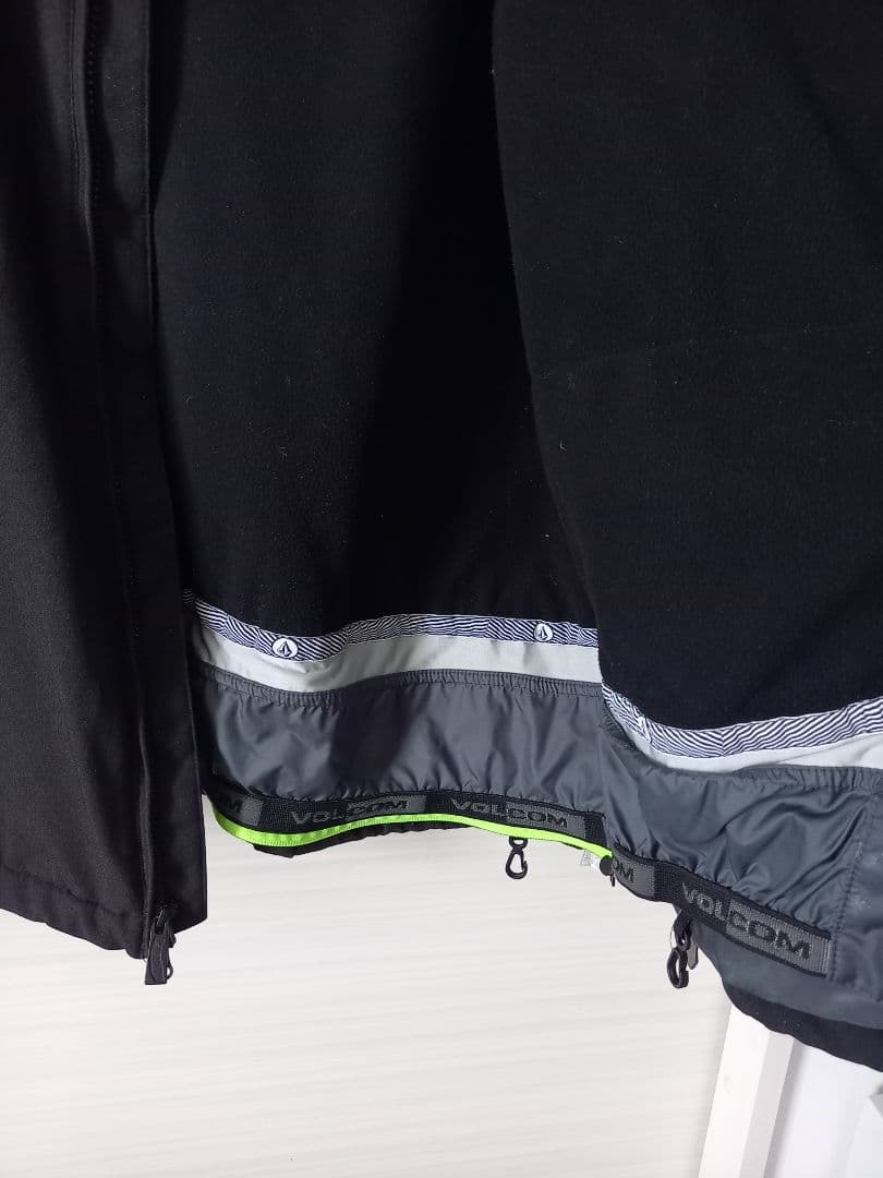 新品同様VOLCOM スノーボードウェア メンズジャケットブルゾンスキーウェア