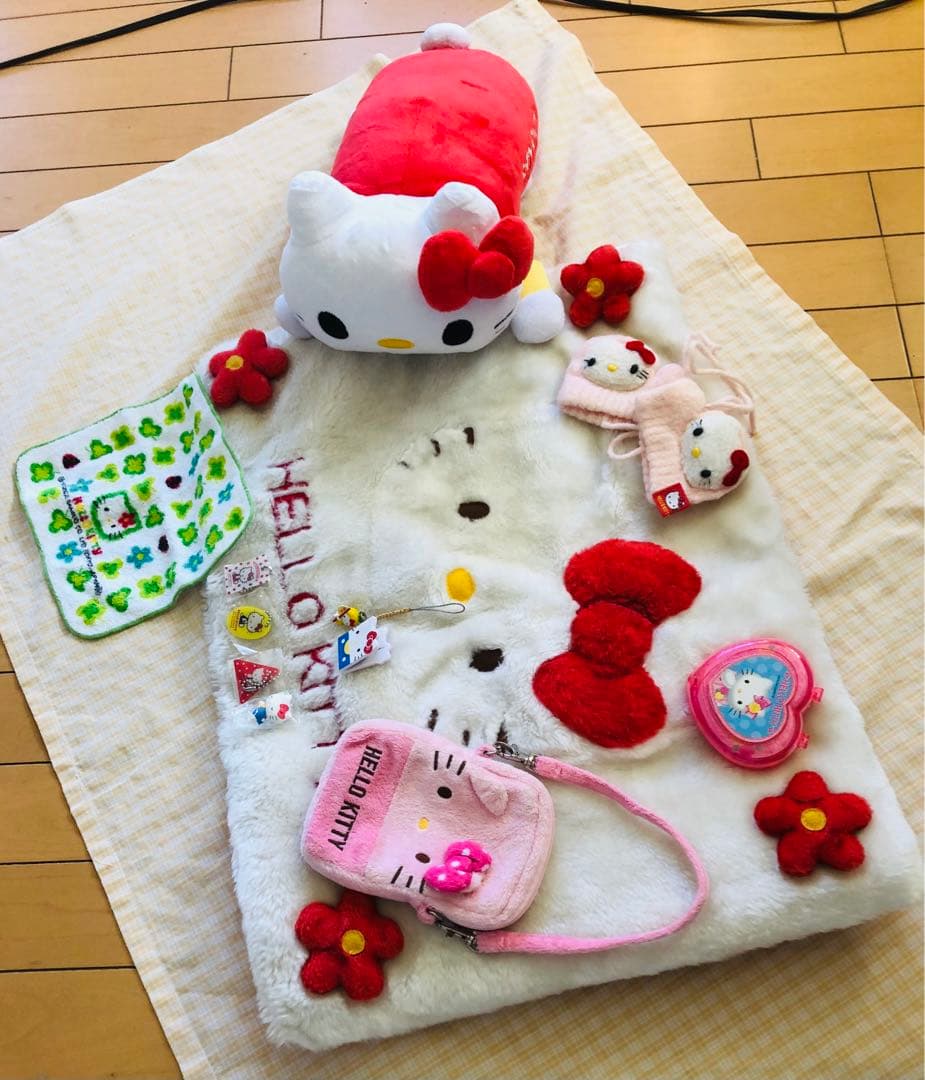 ハローキティ キャラクターグッズセット　クッション　小物