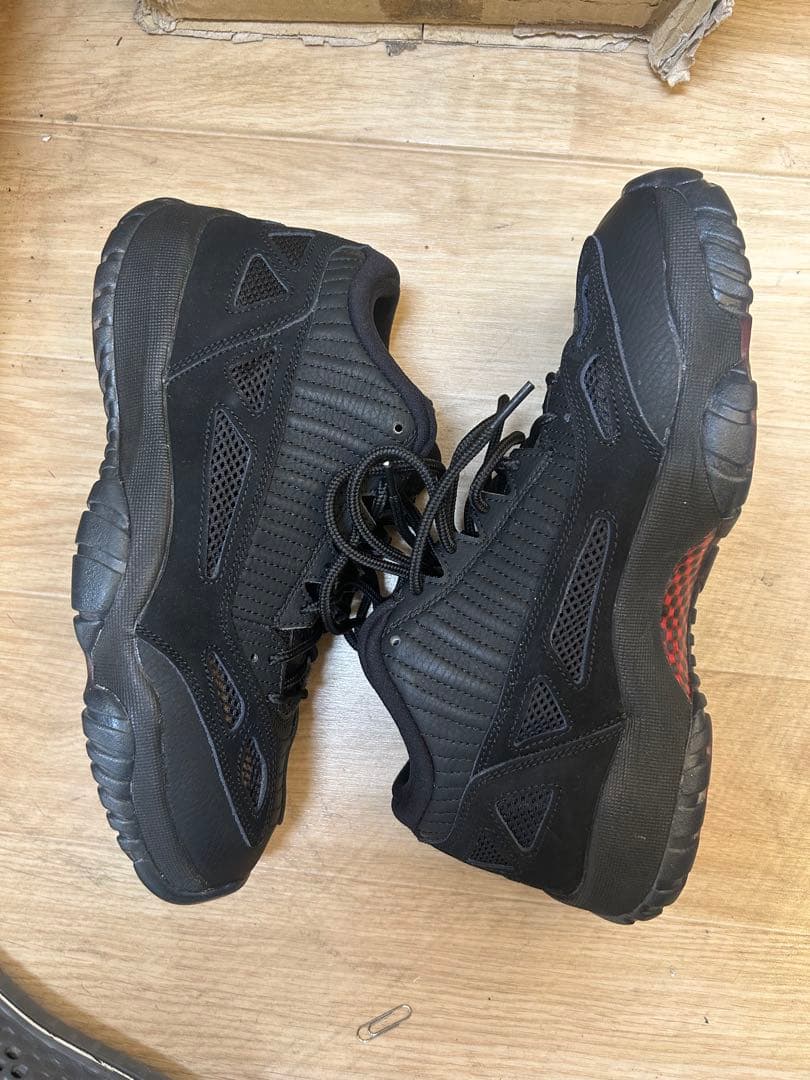 Jordan 11 retro lowバスケットボールシューズ ブラック/レッド