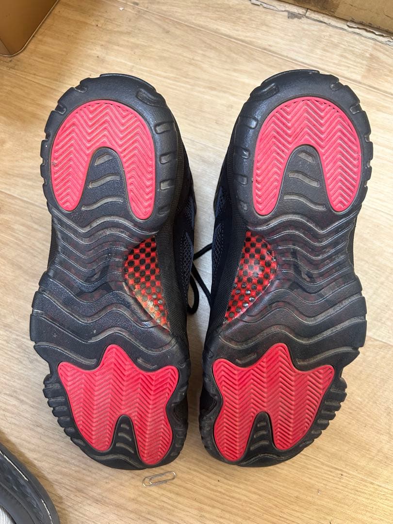 Jordan 11 retro lowバスケットボールシューズ ブラック/レッド