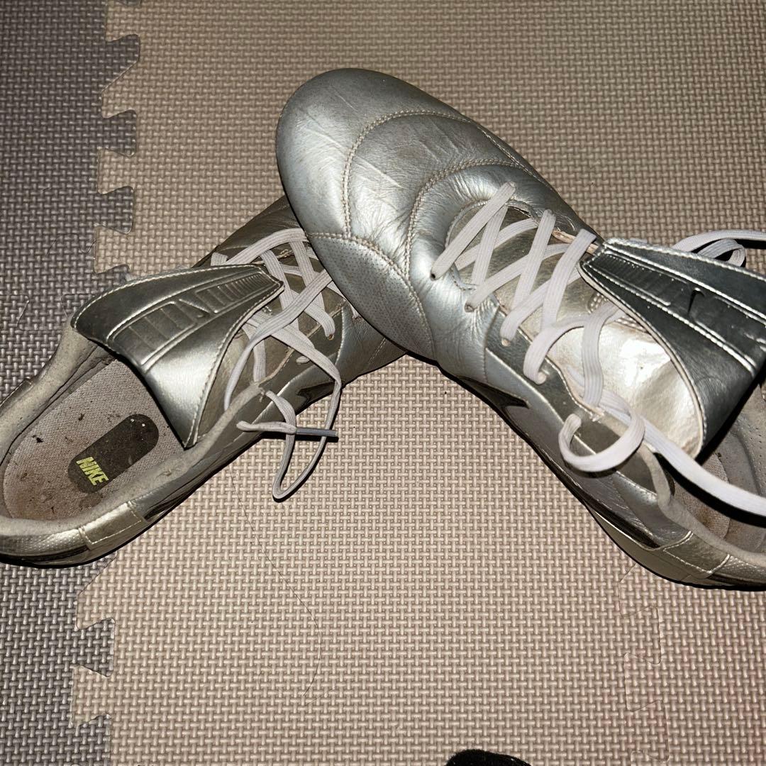 Nike シルバー スパイクシューズ