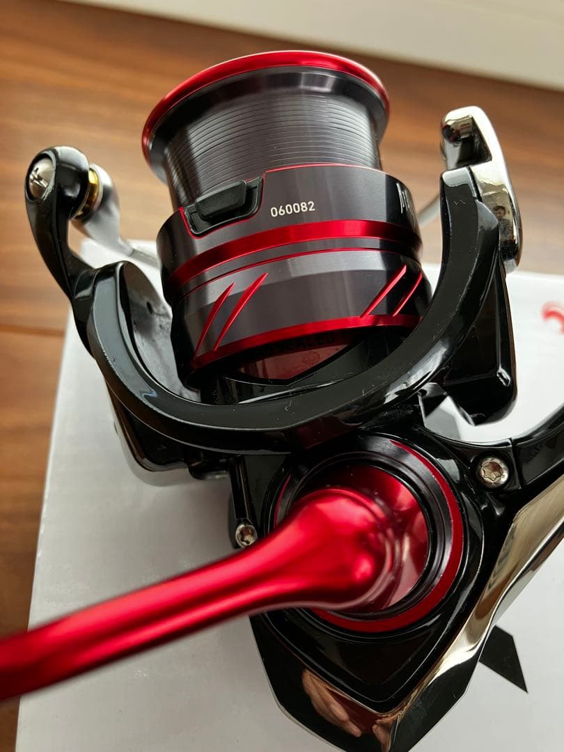 美品DAIWA スピニングリール 18月下美人MXLT 2000Sアジング海釣り