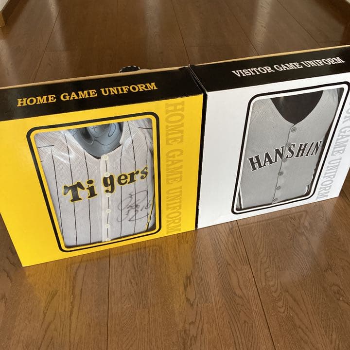 阪神タイガース　ホーム&ビジター・ユニフォーム型クッション（直筆サイン入り）